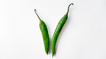 fresco verde chili peperoni su bianca foto