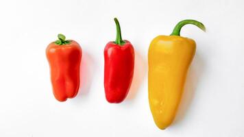 colorato campana e chili peperoni su bianca foto