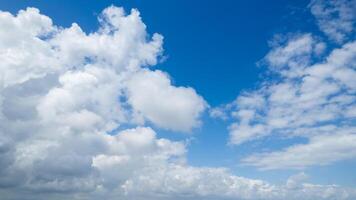 blu cielo e soffice nuvole sfondo foto