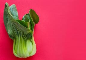 fresco bok choy su rosso sfondo Salute cucina concetto foto