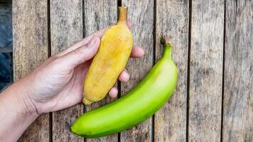 confronto di maturo giallo e acerbo verde banane foto