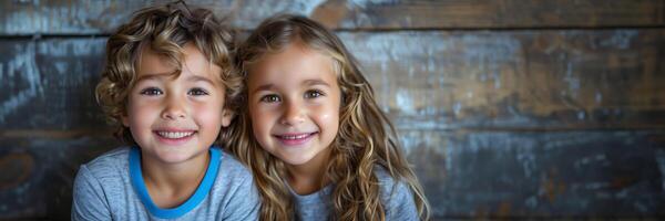 ai generato sorridente giovane caucasico fratello e sorella con Riccio capelli in posa insieme nel davanti di un' rustico di legno sfondo, raffigurante contento infanzia e famiglia concetto foto