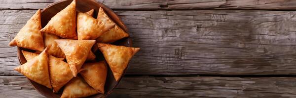 ai generato d'oro Marrone Samosa nel un' di legno ciotola su un' rustico tavolo, che rappresentano tradizionale Sud asiatico cucina foto