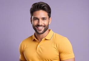 ai generato bello giovane adulto uomo sorridente nel un' giallo polo camicia contro un' viola sfondo, ideale per moda e padri giorno promozioni foto