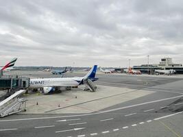 Milano, Italia - 17 agosto 2023. passeggeri aereo con un' coperto scale d'aria sta a il campo di aviazione foto