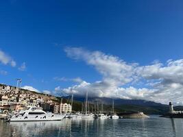 yachts siamo ormeggiato via il costa di lussuria baia a il piede di il montagne foto