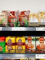 budva, montenegro - 25 dicembre 2022. grano saraceno e fiocchi d'avena siamo nel pacchi su il scaffali nel il supermercato foto