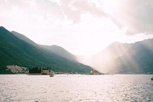 isola di st. Giorgio nel il baia di kotor contro il fondale di un' montagna gamma nel il luce del sole. montenegro foto