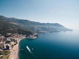 il motore barca vele lungo il mare lungo il costa di budva. montenegro. fuco foto