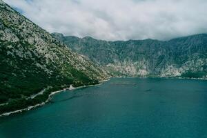 baia di kotor è circondato di un' alto roccioso montagna gamma. montenegro foto