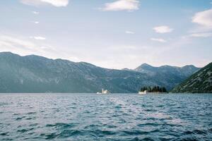 isola di st. Giorgio nel il baia di kotor con il isola di gospa od skrpjela nel il sfondo. montenegro foto