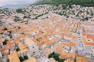 piazza nel davanti di il Cattedrale di st. ignazio contro il fondale di vecchio pietra edifici. dubrovnik, Croazia. fuco foto