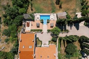 antico villa con un' nuoto piscina nel un' verde giardino e sole lettini. fuco foto