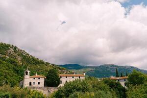 antico pietra monastero podmaine nel il montagne. budva, montenegro foto