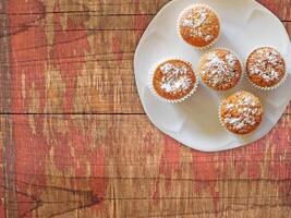 dolci su fondo in legno foto