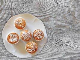 dolci su fondo in legno foto