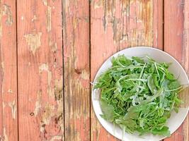 rucola su fondo di legno foto