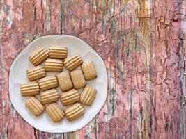 biscotti su fondo in legno foto