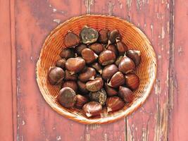 castagne sul fondo di legno foto