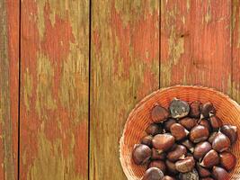 castagne sul fondo di legno foto