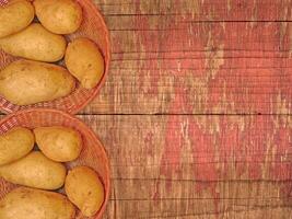 patate su il di legno sfondo foto