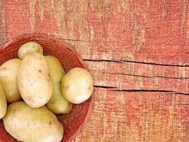 patate su il di legno sfondo foto