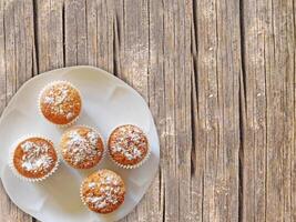 dolci su fondo in legno foto