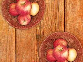 mele sullo sfondo di legno foto