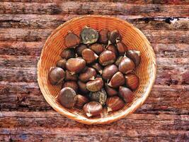 castagne sul fondo di legno foto