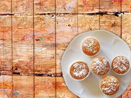 dolci su fondo in legno foto