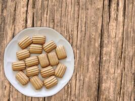 biscotti su fondo in legno foto