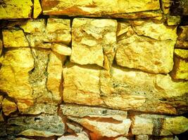 struttura di giallo pietra nel il giardino foto