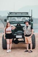 giovane coppia pose con fiducia accanto loro aspro fuoristrada macchina, pronto per un avventura nel il grande all'aperto. foto