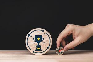 determinazione e successo. Due di legno cerchi con trofeo e bersaglio icone. concetto di pianificazione obiettivi per successo foto