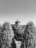 fotografia su tema antico mattone castello con grande Torre foto