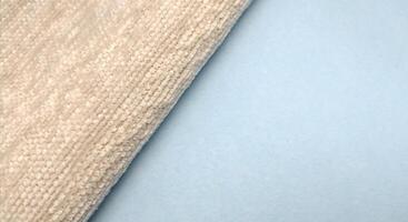 bianca a maglia tessuto su blu sfondo avvicinamento. tessile sfondo foto