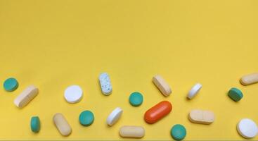 iniettabili pillola medicazione su un' giallo sfondo foto