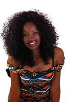 attraente africano americano adolescente donna nel colorato vestito foto