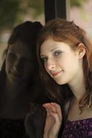 giovane adolescente ragazza ritratto riflessa nel finestra foto