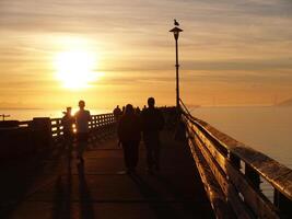 berkeley, circa, 2007 - persone silhouette su molo a tramonto foto