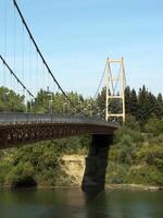 sospensione a piedi ponte spanning fiume blu cielo foto