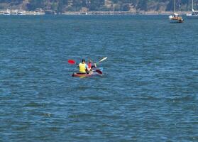 berkeley, circa, 2008 - donna e ragazzo kayak su san Francisco baia paddling lontano foto