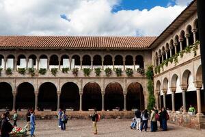 cusco, Perù, 2015 - turista a piedi attraverso santo domingo coricancha Sud America foto