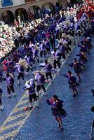 cusco, Perù, 2015 - uomini e donne e spettatori inti raymi Festival parata Sud America foto