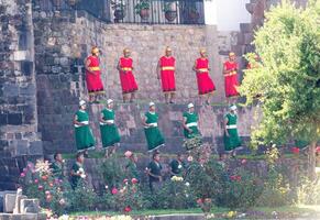 cusco, Perù, 2015 - uomini nel tradizionale costume inti raymi Sud America foto