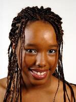 sorridente africano americano adolescente ragazza ritratto trecce foto