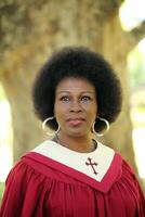 nero donna nel rosso Chiesa Vestiti all'aperto ritratto foto