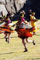 cusco, Perù, 2015 - donne danza nel tradizionale costume cusco Perù foto