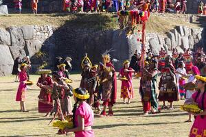 cusco, Perù, 2015 - uomini e donne nel tradizionale costume inti raymi Festival foto