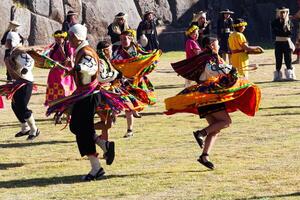 cusco, Perù, 2015 - uomini e donne danza nel tradizionale costume inti raymi Festival foto